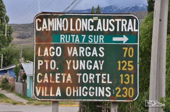 Em Cochrane, placa de distâncias da Carretera Austral, no sul do Chile